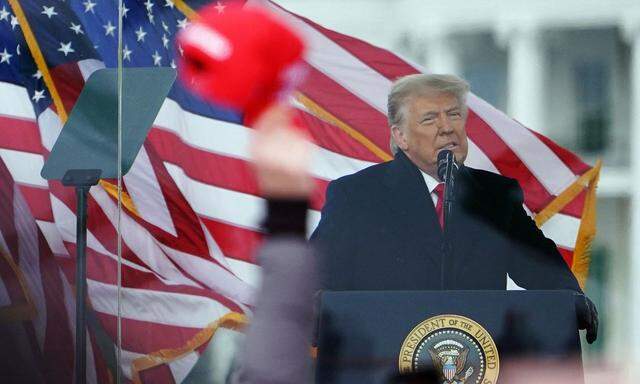 Archivbild vom 6. Jänner 2020, als der damals scheidende US-Präsident Donald Trump eine Rede vor dem Kapitolsgebäude hielt, das in der Folge von einem wütenden Mob gestürmt wurde.