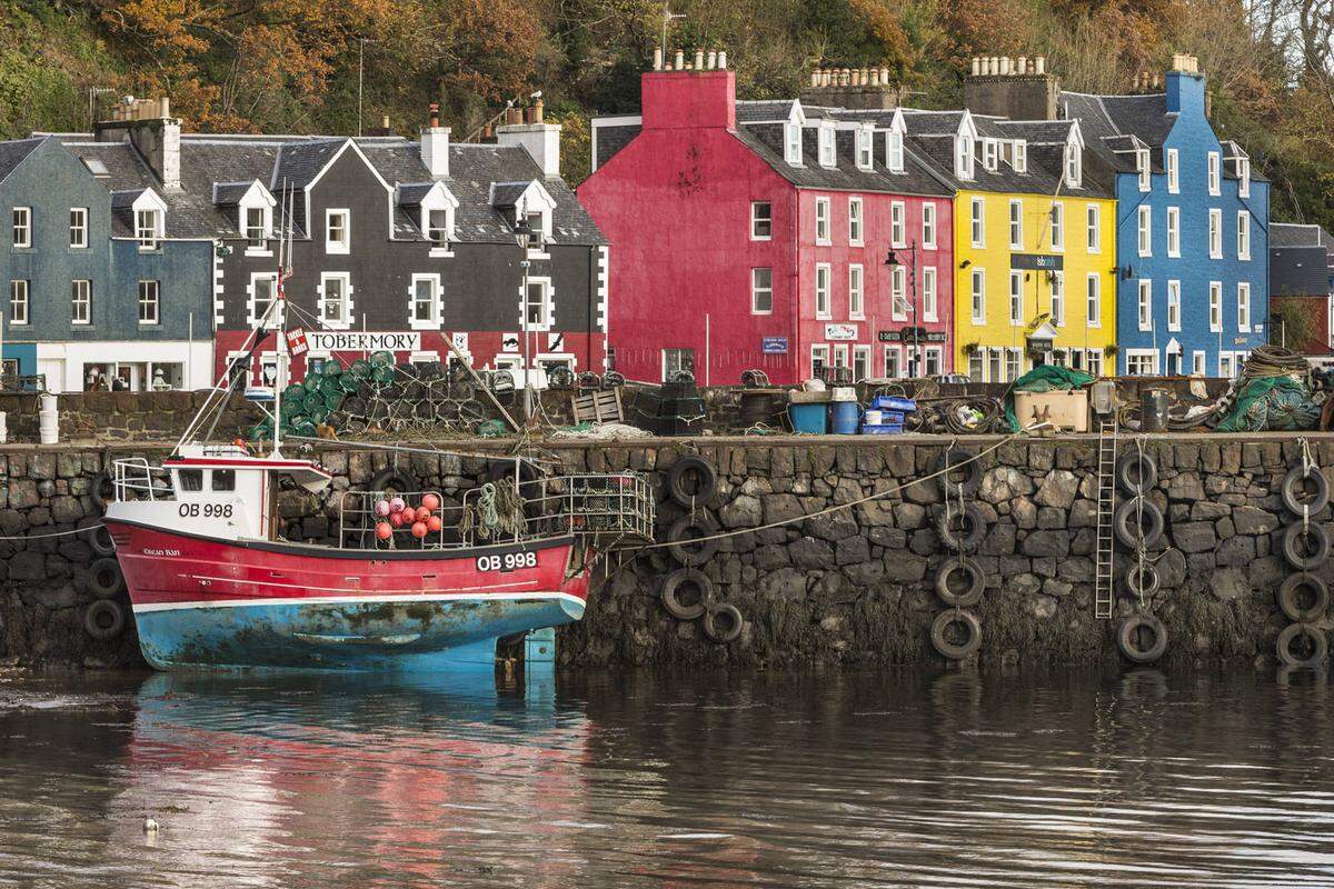 Tobermory, die Hauptstadt von Mull, bietet wiederum ungewöhnlich viel Farbe für Schottland.