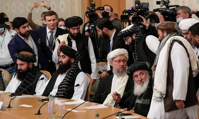 Die afghanische Taliban-Delegation inklusive Vize-Premierminister Salam Hanafi (Bildmitte) bei der Konferenz in Moskau.