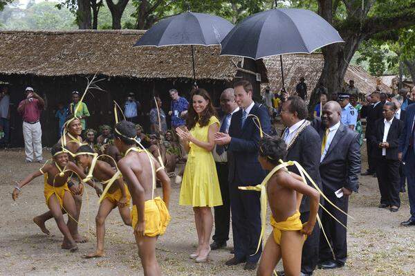 Panflötenspieler und Tänzer hießen die beiden Royals am nächsten Tag beim Besuch eines Dorfes willkommen.