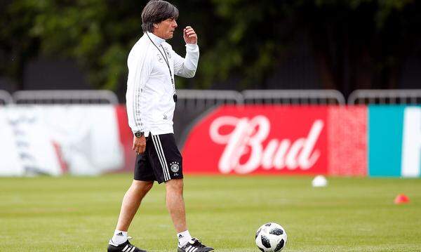 Wenn man von den erfolgreichsten Fußballtrainern der Welt spricht, kommt man an Joachim Löw nicht vorbei. Der 58-Jährige hat mit der deutschen Nationalmannschaft schon einiges erreicht. 