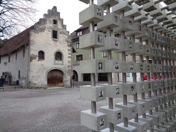 Auch ganz neu: Installation "leben.lachen.sterben" (rechts) vor dem Zeughaus, dem ältesten Haus der Stadt.