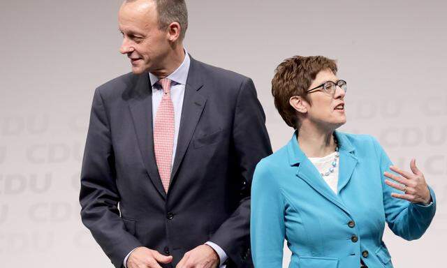 Der 63-jährige Wirtschaftsanwalt Friedrich Merz oder die 56-jährige Generalsekretärin Annegret Kramp-Karrenbauer? Beim CDU-Parteitag am Freitag wird mit einer Stichwahl gerechnet.