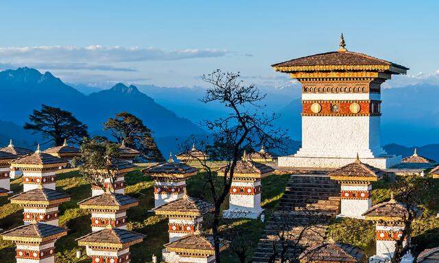 Spirituelles Leben prägt den Alltag in Bhutan. Vor dem Druck des Massentourismus schützt sich das Land bewusst.