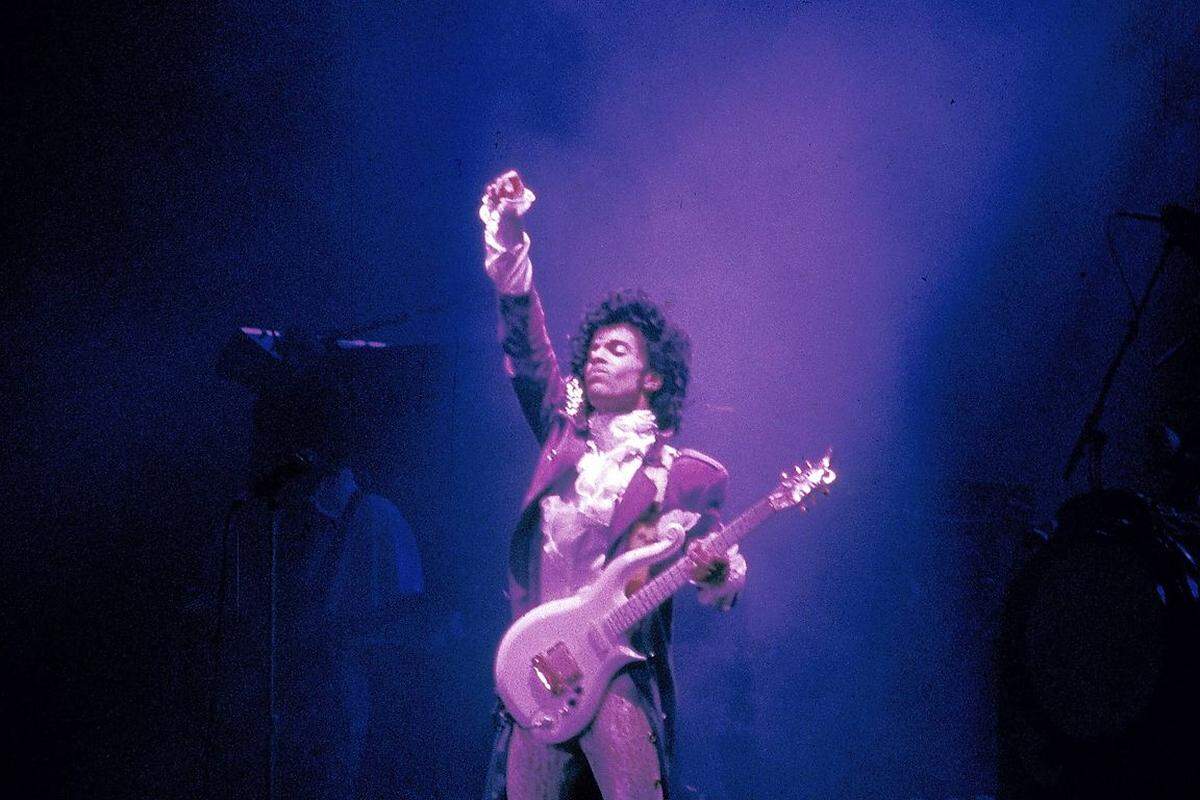 "In diesem Leben sind die Dinge viel schwieriger als in der Nachwelt. In diesem Leben bist du allein", sagte Prince. Am 21. April 2016 verstarb er im Alter von 57 Jahren in seinem Haus in Minnesota.