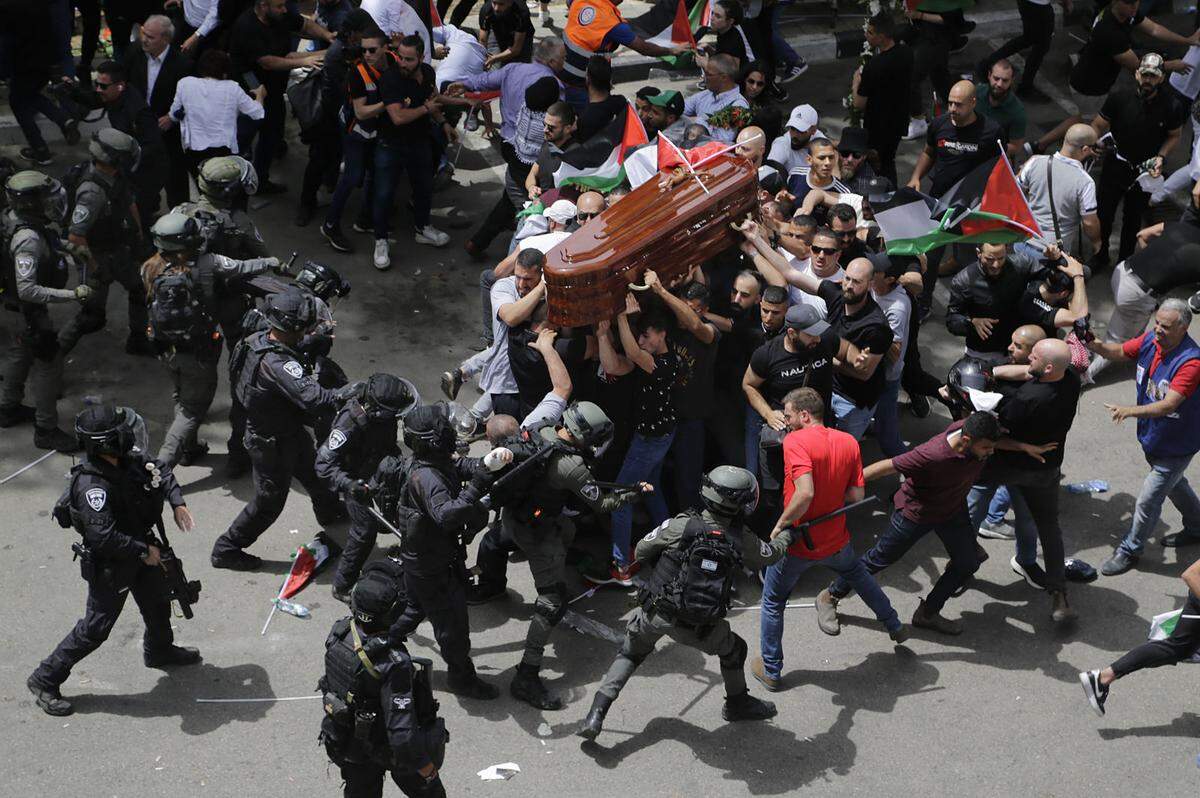 Am 11. Mai 2022 wurde die US-palästinensische Reporterin Shireen Abu Akleh erschossen. Ihr Arbeitgeber, der katarische Nachrichtensender Al-Jazeera beschuldigte israelische Sicherheitskräfte, die 51-Jährige vorsätzlich getötet zu haben. Bei ihrer Beerdigung kam es zu Ausschreitungen, hier festgehalten von der US-Fotografin Maya Levin.