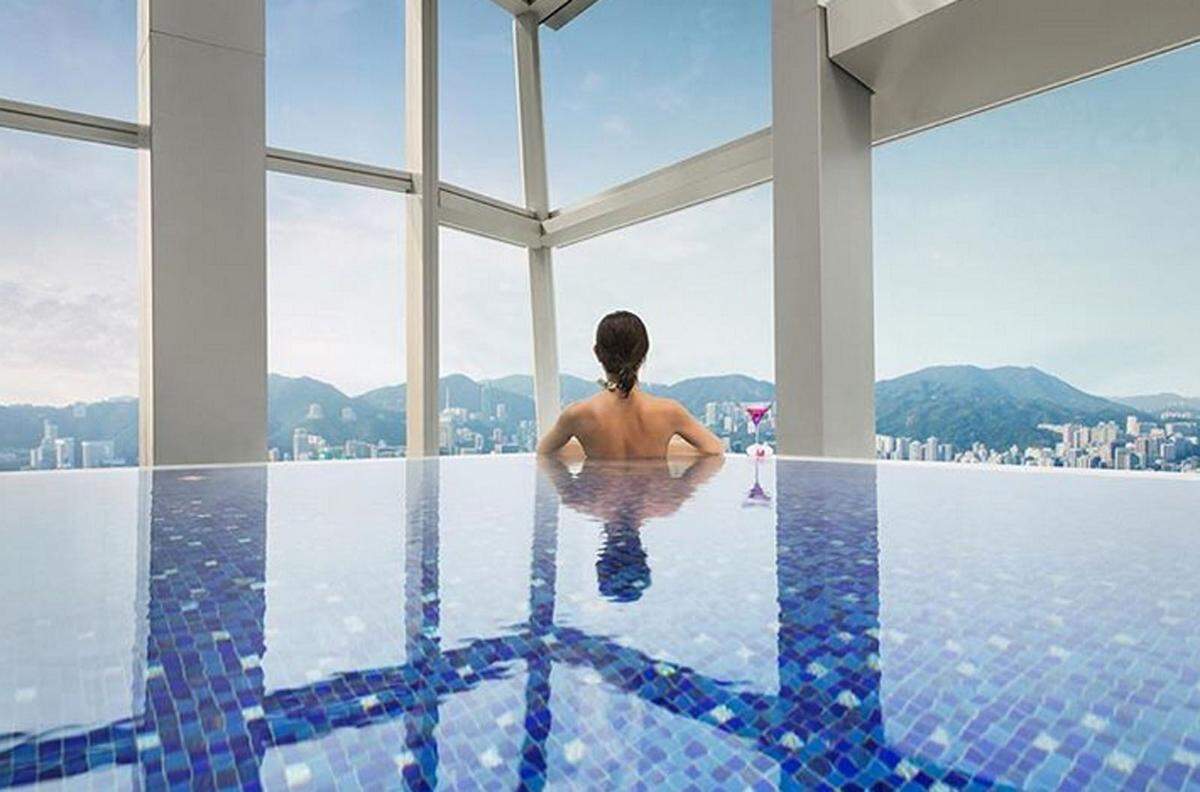 Das "International Commerce Centre" an der Bucht von Hongkong ist fast 500 Meter hoch. Das Ritz-Carlton ist in den oberen Stockwerken zu finden, der Pool befindet sich in der 118. Etage und bietet eine Aussicht über die Stadt und den Victoria Harbour.