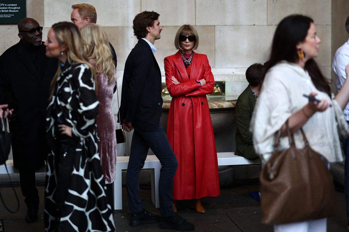 „Vogue“-Chefin Anna Wintour ganz in Rot bei Erdem. 