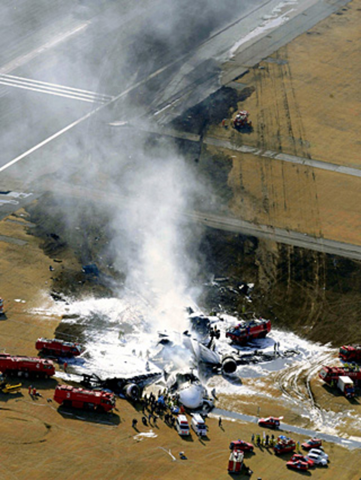 Bei der Bruchlandung einer Frachtmaschine in Japan sind am Montagmorgen der Pilot und der Co-Pilot ums Leben gekommen.