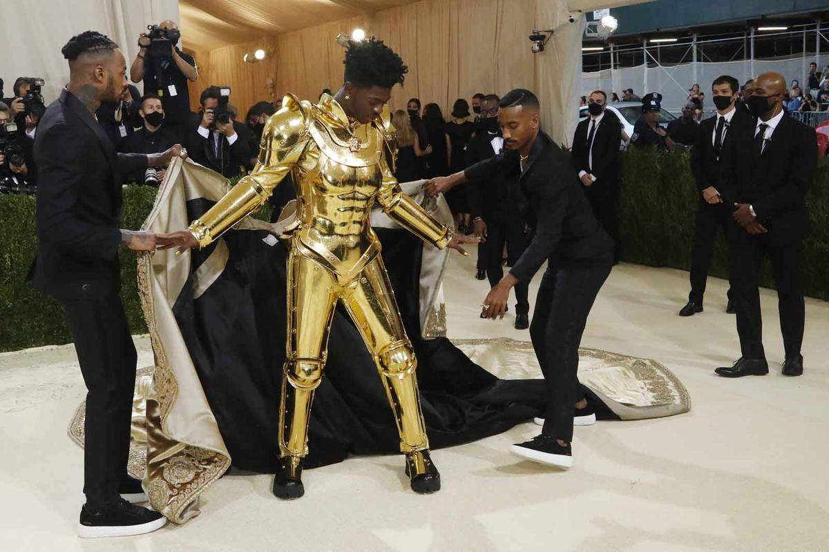 Die Pandemie habe ihm Zeit gegeben, über sich und sein Leben nachzudenken, sagte der Rapper Lil Nas X (im Bild), der eine goldene Ritterrüstung über einem goldenen hautengen Anzug trug. "Und dann habe ich realisiert, wir bekommen nur diese eine Chance, um das zu machen, was wir wollen."