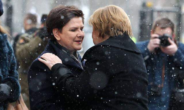 Herzlicher Empfang in Warschau: Beata Szydlo (li.) begrüßt Angela Merkel.