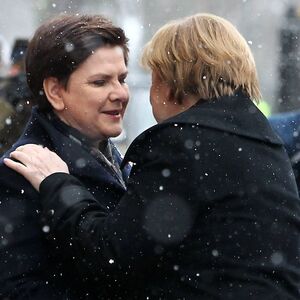 Herzlicher Empfang in Warschau: Beata Szydlo (li.) begrüßt Angela Merkel.
