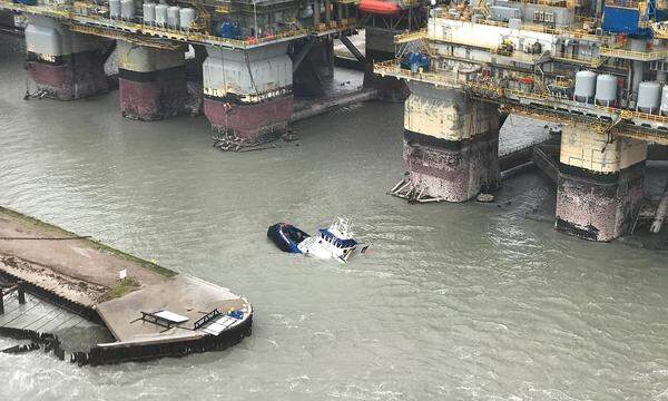 Die Infrastruktur entlang der Küsten ist schwer in Mitleidenschaft gezogen worden - hier ein Bild aus Port Aransas.