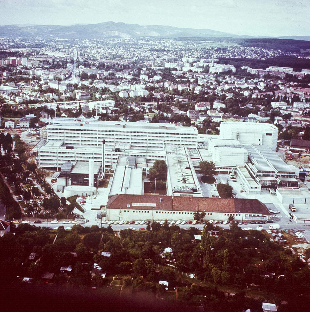 Reste der Falk-Kaserne sind noch erhalten - unter dem Gebäude: Ein ungenutzter Luftschutzbunker aus dem Zweiten Weltkrieg. Er wurde zugemauert und die Ausgänge verschüttet.  Mit einem "Tag der offenen Tür" wurde das ORF-Zentrum 1974 offiziell eröffnet. Im Bild: Eine Aufnahme von 1975