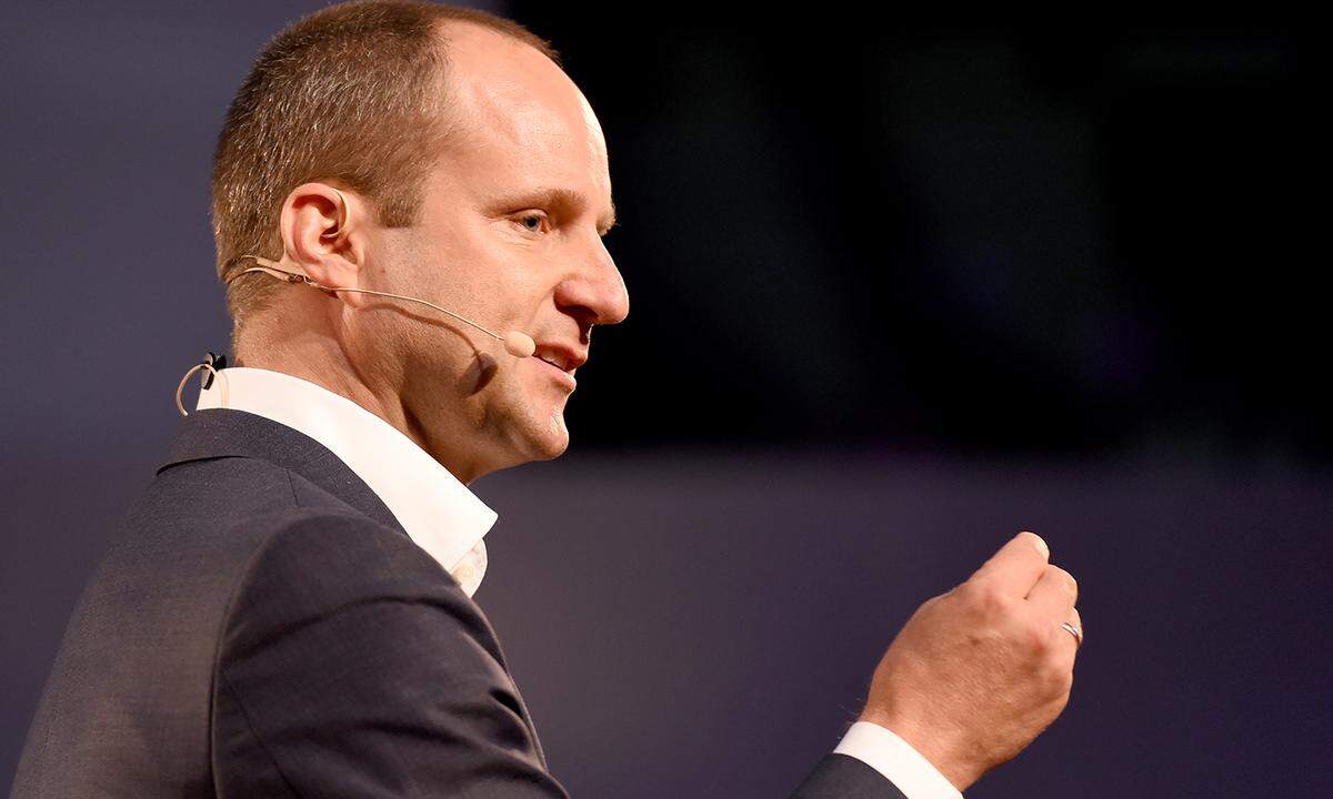 "Eine kraftvolle Überraschung am 15. Oktober", wollte Matthias Strolz mit seinen Neos werden. Bei der letzten Nationalratswahl gelang das: Mit 5,0 Prozent zogen die Pinken (damals im Wahlbündnis mit dem Liberalen Forum) 2013 erstmals ins Parlament ein. Nun wurde es nicht viel mehr, dennoch wurde aus der sechststärksten Partei im Parlament die viertstärkste Fraktion. Strolz - in Verstärkung mit der ehemaligen Höchstrichterin Irmgard Griss - gelang es folglich, seinen Pinken die ''Flügel zu heben'', wie er gerne betont.