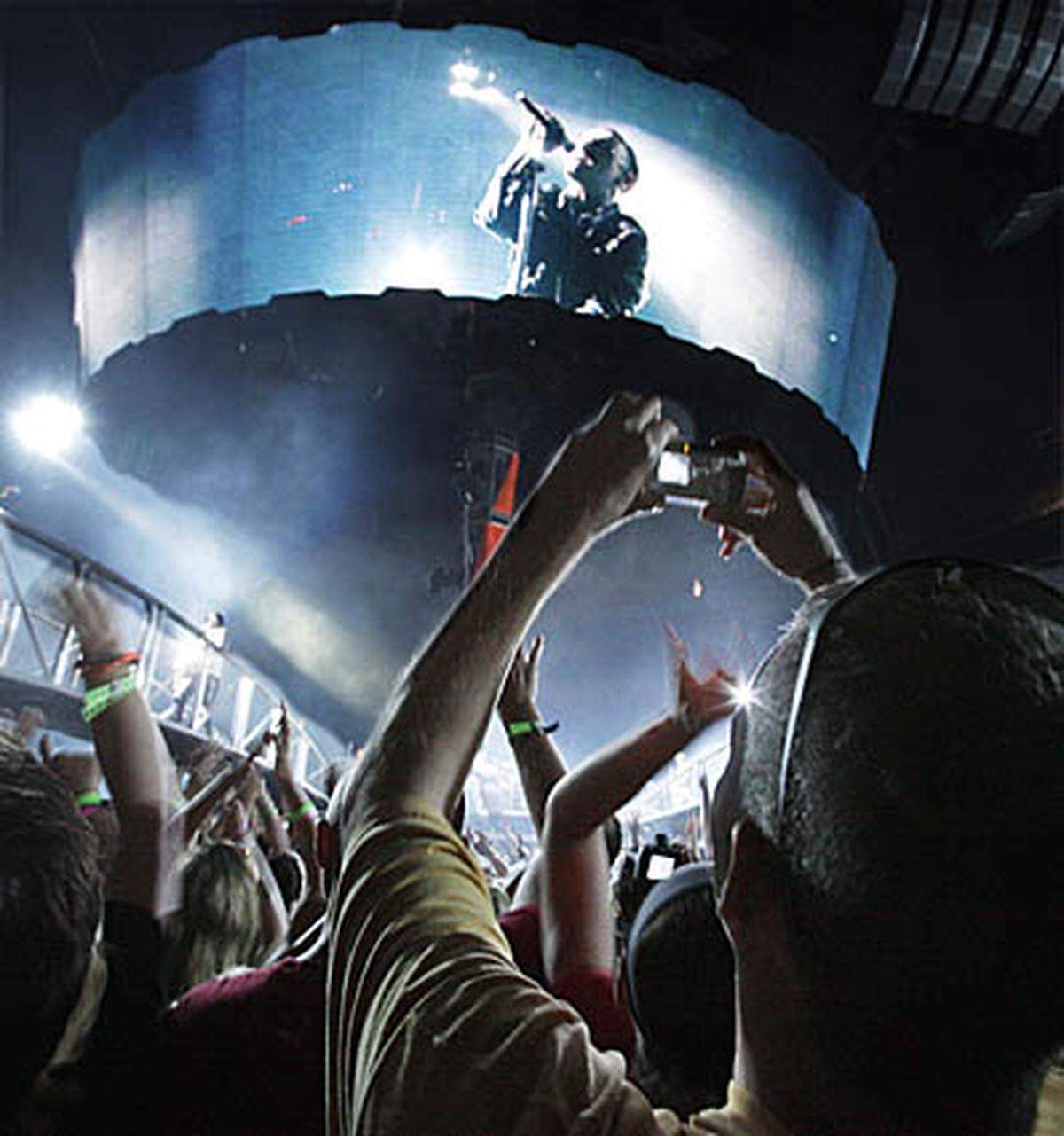 Die irische Popband U2  haben einen Rekord erzielt: Ihre "360-Grad"-Tour war die bisher erfolgreichste der Musikgeschichte. Das Einspielergebnis von 736 Millionen Dollar stellt die Rolling Stones mit "A Bigger Bang" (558 Millionen Dollar) in den Schatten.
