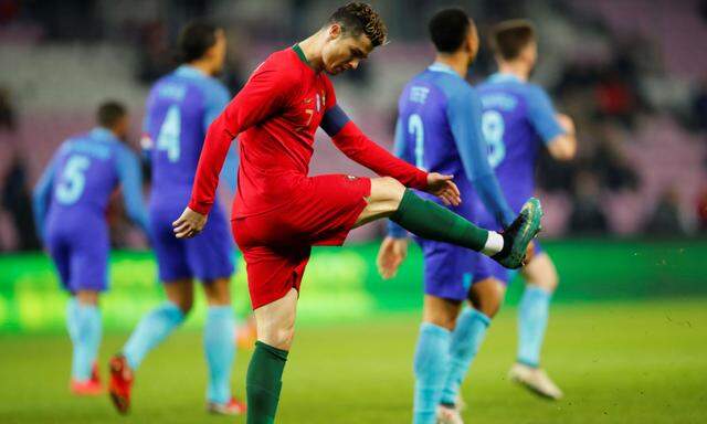 Fußball-Europameister Portugal hat gegen die Niederlande eine empfindliche Niederlage kassiert.