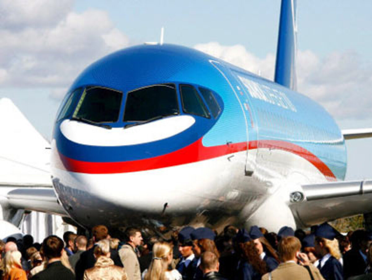 Erstmals seit dem Zusammenbruch der Sowjetunion präsentiert Russland ein neues Passagierflugzeug. Flankiert von Werksarbeitern und Models rollte der in den russischen Nationalfarben lackierte "Superjet 100" der russischen Firma Sukhoi Ende 2007 bei strahlendem Sonnenschein aus der riesigen Flugzeugfabrik im sibirischen Komsomolsk.