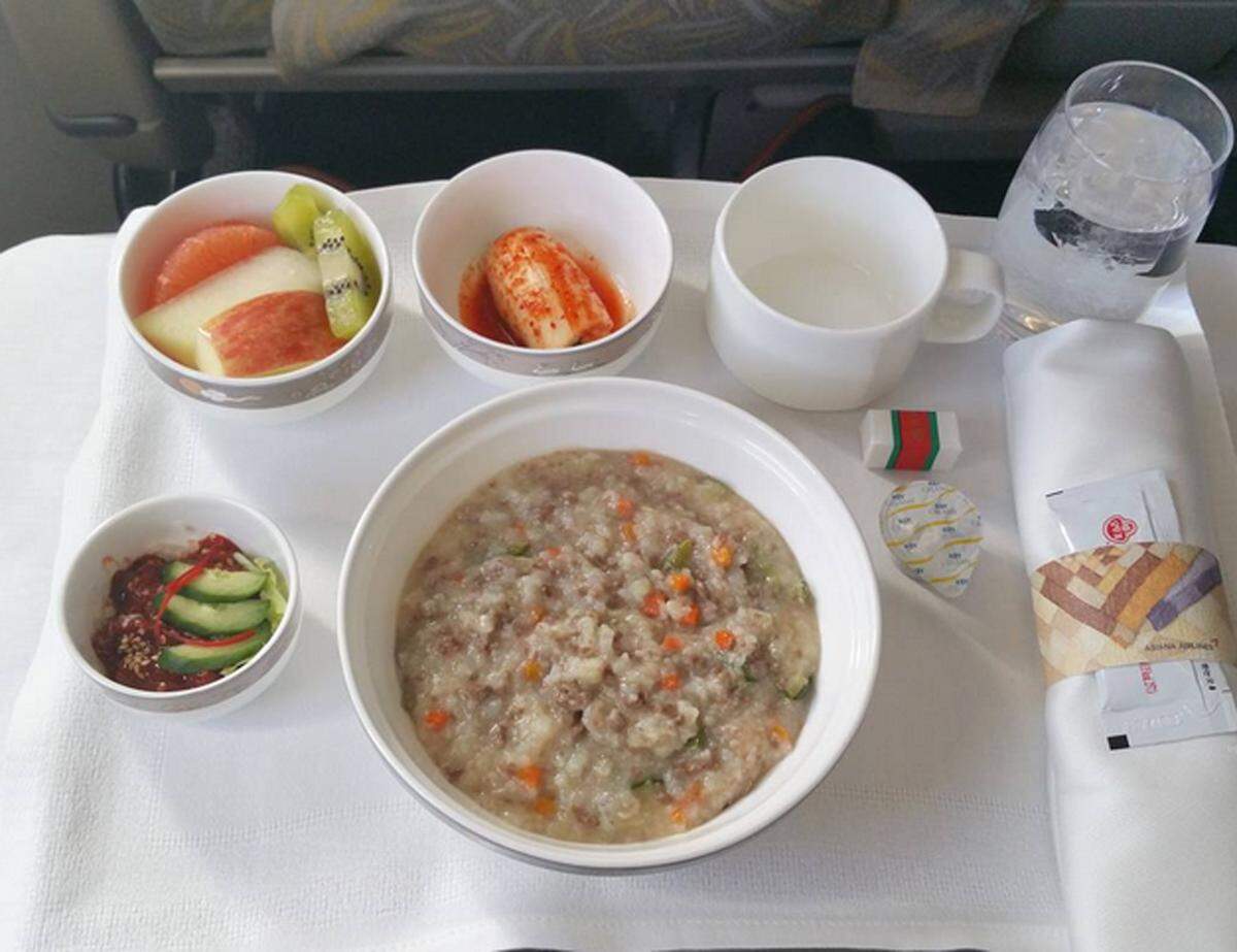 Porridge und frische Früchte bietet das Frühstück in der Business Class von Asian Airlines auf dem Weg von Tokio nach Seoul an.