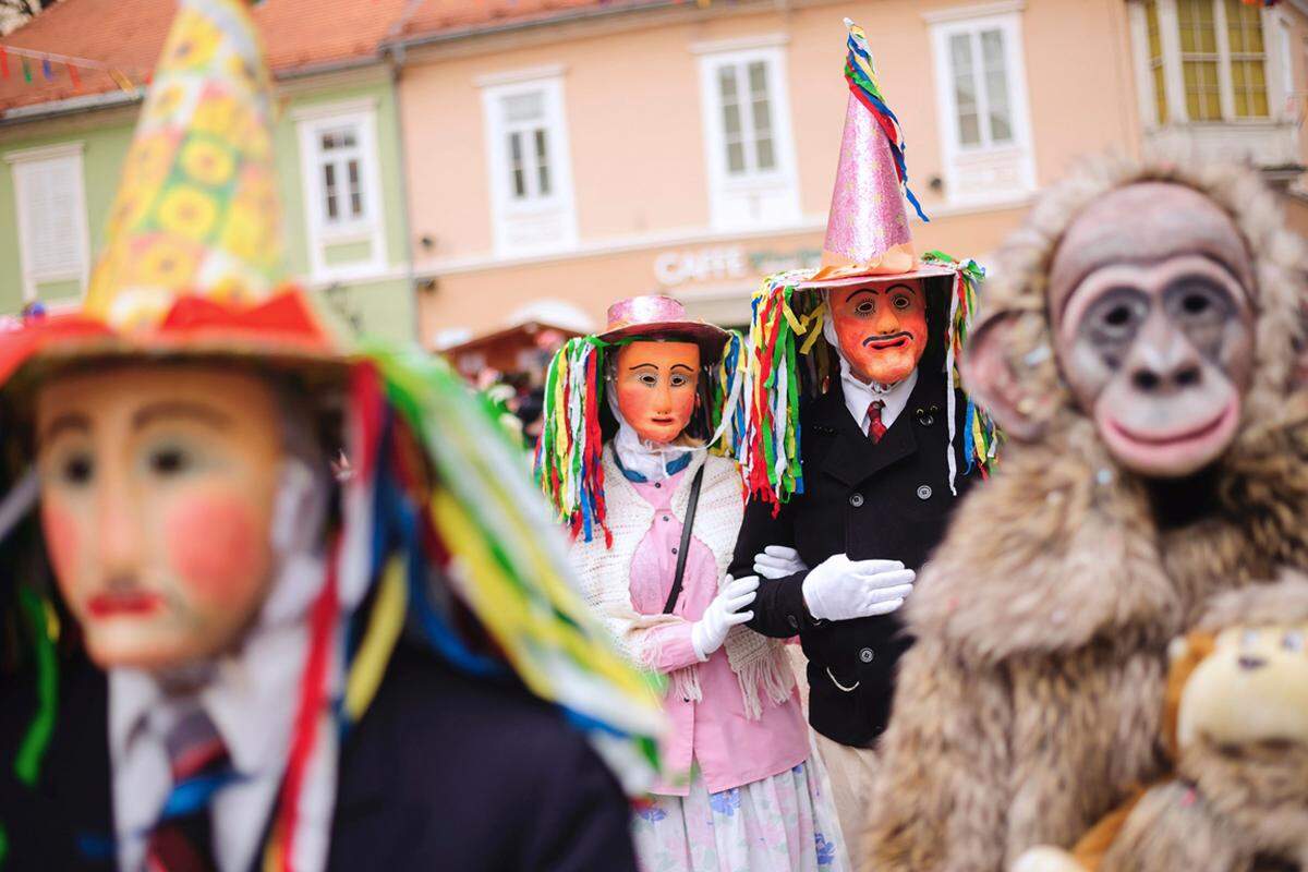 In Slowenien gilt Ptuj als Hauptstadt des Karnevals. Hier werden traditionelle Kostüme bei der Parade ausgeführt.