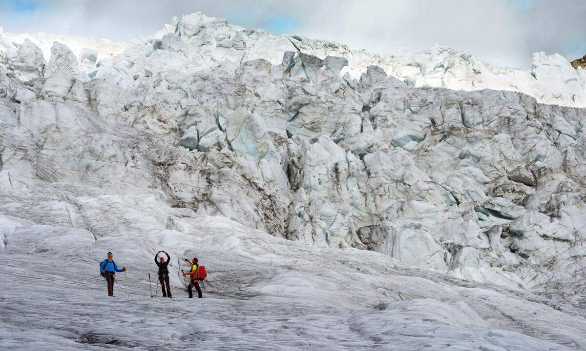 Bei der Pasterze, dem Gletscher des Großglockners, beginnt eine Weitwanderung, auf der es immer wärmer wird, nicht bloß der Anstrengung wegen. In vielen Etappen geht es in Richtung Obere Adria, in Summe misst der „Alpe Adria Trail“ 750 Kilometer (die Länge ist den Aufstiegen, Abstiegen, Varianten, Schlenkern und Umwegen geschuldet). Sprich: Man probiert’s vielleicht mit einem kleinen Stück vom großen Kuchen, zumal der Trail durch kulturell und kulinarisch ansprechendes Gebiet verläuft und man sich auf manches doch gemütlich einlassen möchte. Auch das Gepäck muss nicht selbst geschleppt werden. Das Alpe-Adria-Trail-Buchungscenter organisiert dies nebst Unterkunft auf jeder Etappe zwischen Großglockner und Muggia bei Triest. alpe-adria-trail.com/de, www.kaernten.at