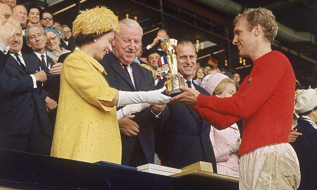 Das Fußball-WM-Finale 1966: Ein Heimspiel für Queen Elizabeth II. und Englands siegreichen Kapitän Bobby Moore. 