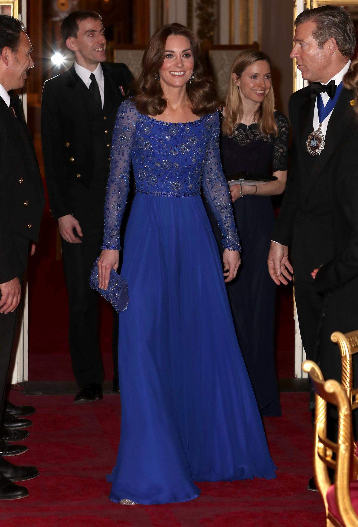 Für einen Empfang der Charity-Organisation Place2Be, dessen Schirmherrschaft Herzogin Catherine innehat, lud sie in den Buckingham Palace. Dafür trug sie ein blaues Abendkleid von Jenny Packham, das sie bereits 2016 bei der Royal Tour durch Indien trug.