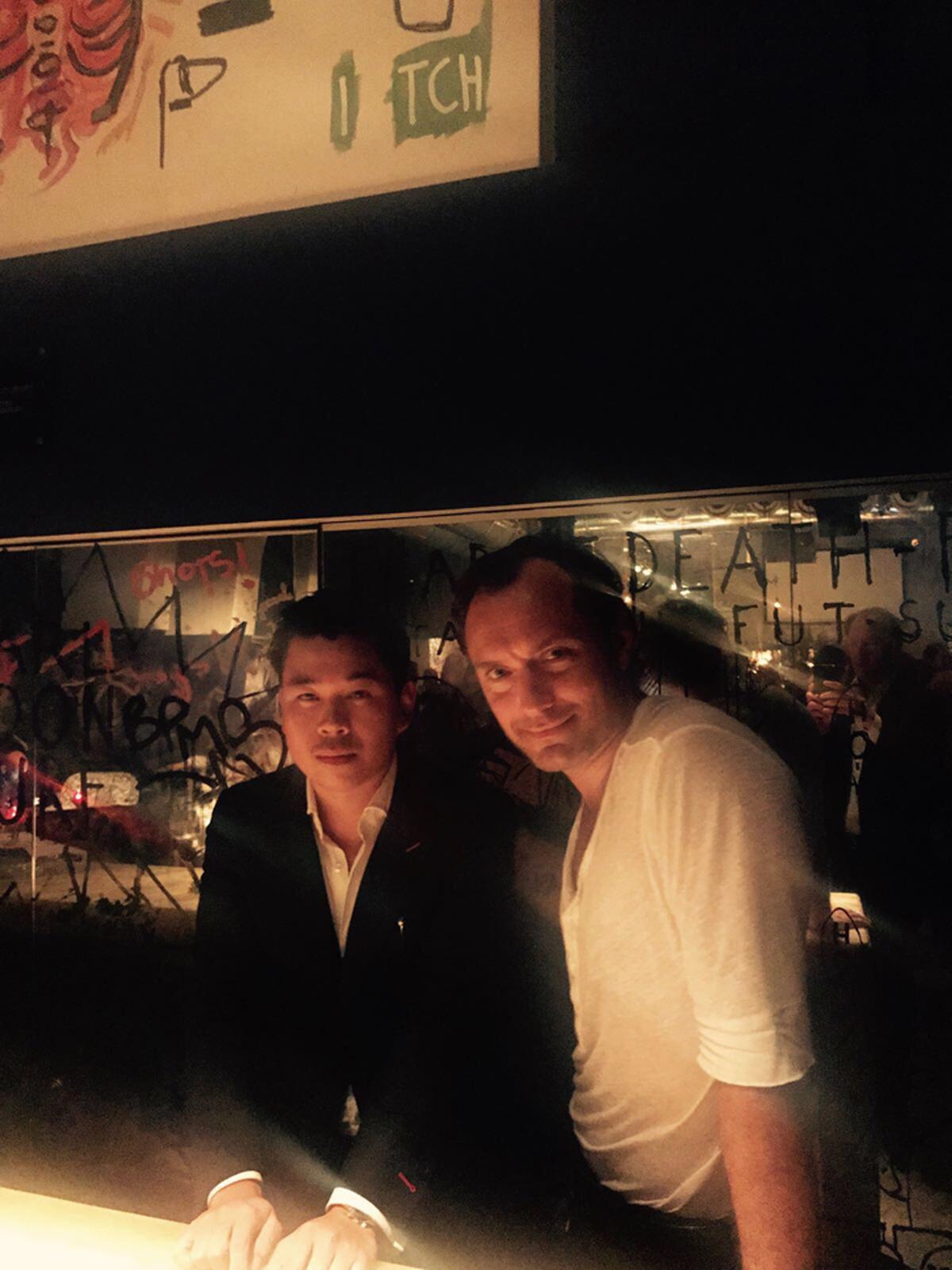 Jude Law feierte gestern nach der Vorstellung im Wiener X-Club, im Bild sieht man ihn mit Clubbetreiber und Gstronom Martin Ho.