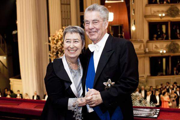 Auch Bundespräsident Heinz Fischer besuchte mit seiner Ehefrau Margit den Opernball. Ihre Robe wurde von Walter Lunzer entworfen.