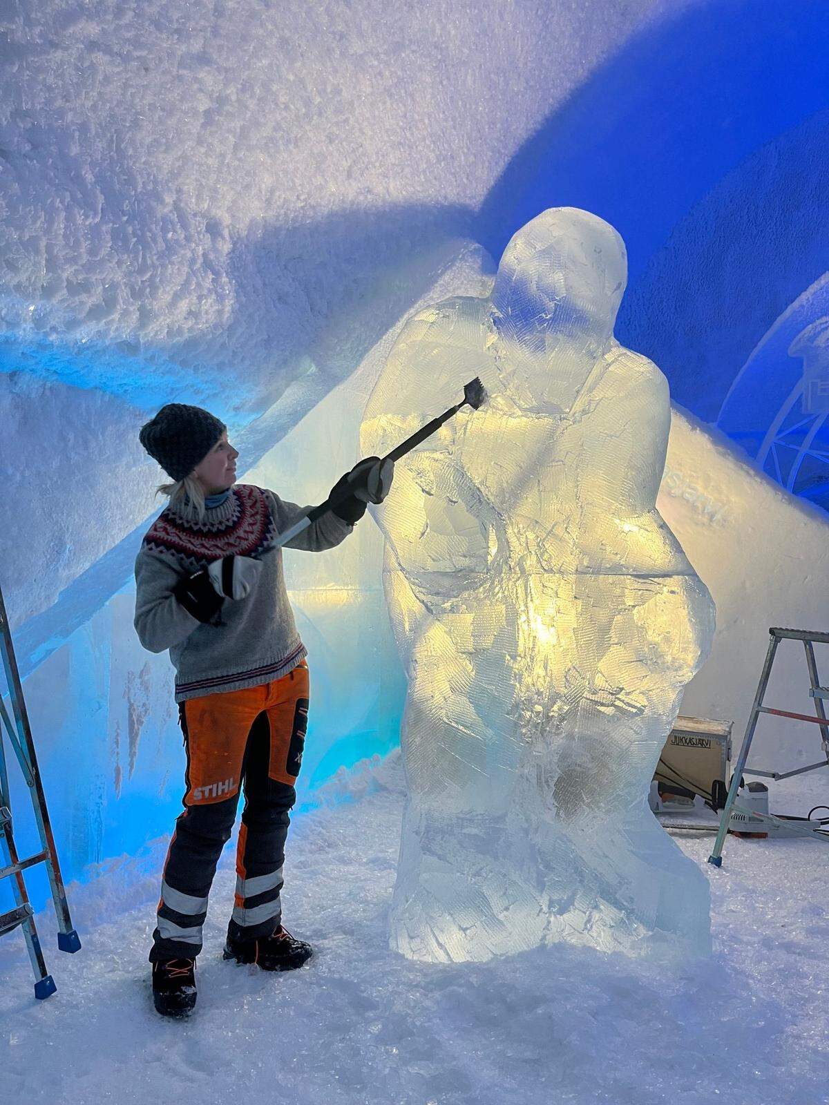 Hier widmet sich die Künstlerin Tjåsa Gusfors⁠ der Skulptur von dem bekannten Eishockeyspieler Börje Salming (1951-2022).