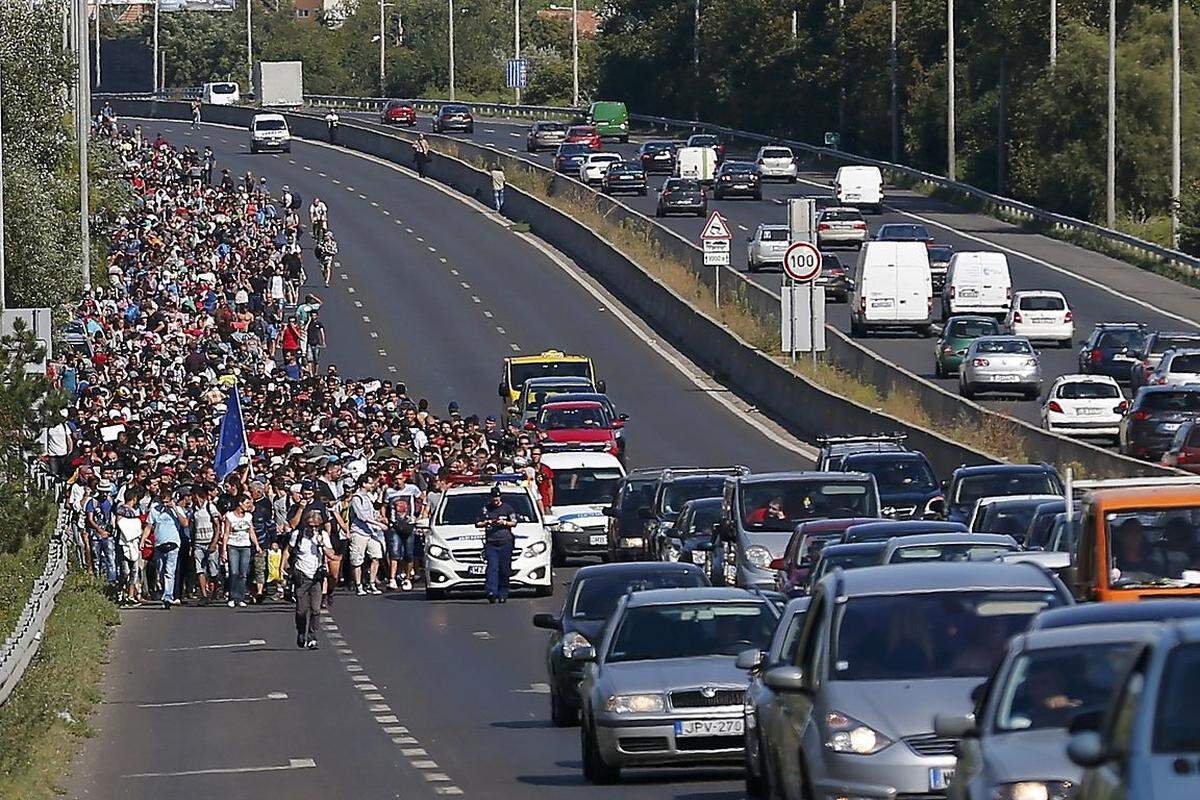 Seit wie vielen Jahren wird in Österreich über Traiskirchen und Länderquoten diskutiert? Seit wie vielen Jahren steigen die Totenzahlen bei Überfahrten über das Mittelmeer? Katastrophenmeldungen aus Sizilien, Malta und Lampedusa begleiten das Nachrichtengrundrauschen seit Jahren. Kriege in Afghanistan, Syrien und dem Irak sind mittlerweile auch keine Neuigkeit mehr. Doch um etwas Schwung in die Sache zu bringen, hat es einen gigantischen Strom an Menschen gebraucht, der den Entscheidern in Europa das Leid vor Augen führt und Probleme ins eigene Land spült. Erst jetzt begreift die EU, wie sehr die Konfliktregion Mittlerer Osten den eigenen Machtbereich und die Bewohner Europas tatsächlich beeinflusst. Die EU reagiert langsam und ist mit einer Vielzahl an Meinungen konfrontiert, doch sie reagiert.   Im Bild: Flüchtlinge auf der Autobahn bei Budapest in Richtung Österreich.