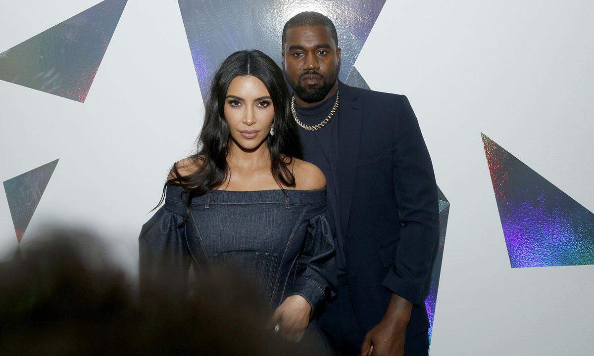 Celebrity Fashion. Kaum ein Haushalt stellt das Phänomen besser dar als die Kardashian-Wests. Kanye entwirft Kollektionen, Kim trägt sie – und macht Kosmetik.