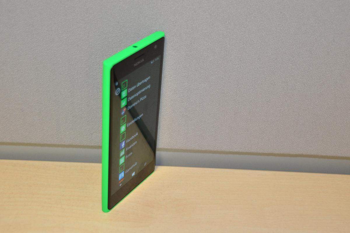 Es ist eines der letzten Lumia-Smartphones, unter der Marke Nokia. Wie auch schon andere Hersteller hat man bei dem auf dem Betriebssystem Windows Phone basierenden Gerät den Fokus vor allem auf die Frontkamera gelegt. Und das im bewährten Design.