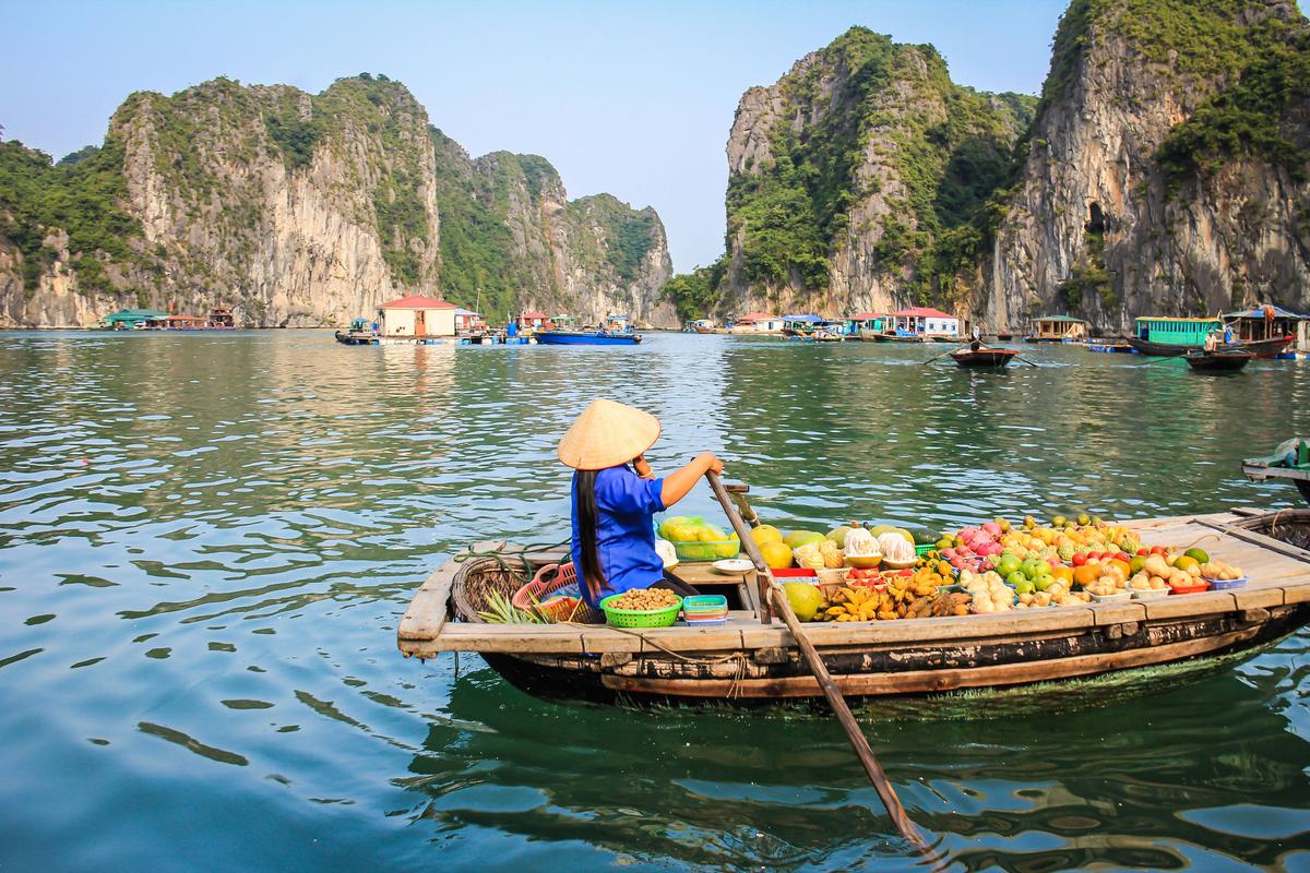 Die Halong-Bucht im nordöstlichen Vietnam ist für ihre imposanten Kalksteininseln bekannt.