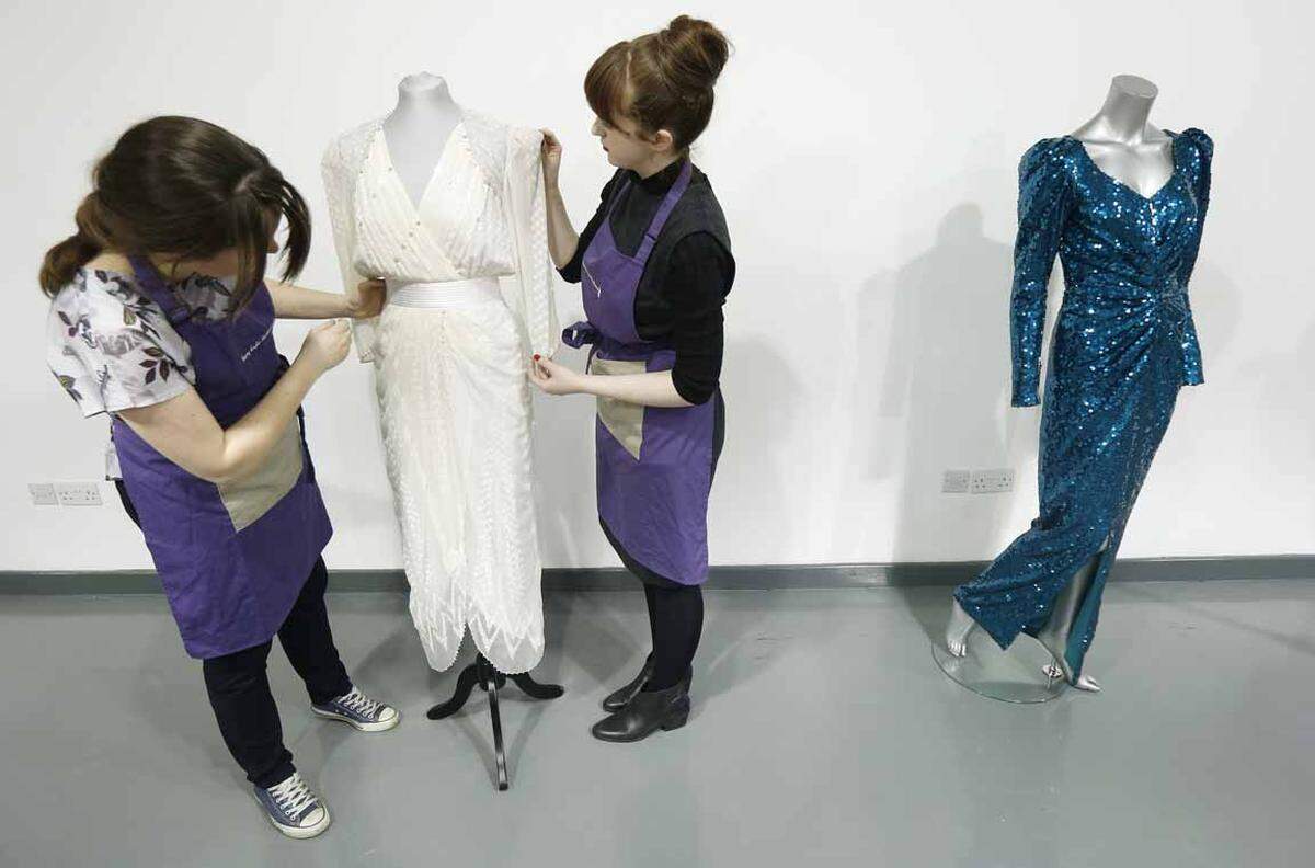 Die Idee zur Versteigerung hatte 1997 der damals 15-Jährige Prinz William. Kurz vor ihrem Tod konnte Prinzessin Diana mit der Auktion von 79 Couturekleidern durch das Auktionshaus Christie's in New York zwei Millionen Pfund für ihre Charity-Organisationen einnehmen.Das weiße Chiffon-Kleid von Zandra Rhodes trug Diana zu einer Gala 1987. Erwartet wird ein Zuschlag bei 30.000 bis 40.000 Pfund.