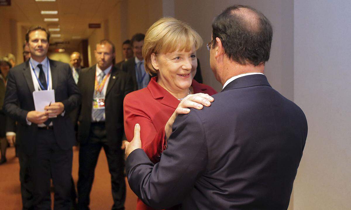 24. Oktober 2013: "Ausspähen unter Freunden, das geht gar nicht", sagt Merkel darüber, dass der US-Geheimdienst NSA über Jahre ihr Handy ausspähte. Der US-Präsident gibt sich peinlich berührt - ohne dass klar wird, seit wann er von der Bespitzelung weiß. Schon zuvor wurde bekannt, dass US-Dienste massenhaft Daten von Deutschen sammeln. Merkel und Obama bemühen sich danach um ein besseres Verhältnis. Im Bild: Merkel im Gespräch mit dem damaligen französischen Präsident Francois Hollande.