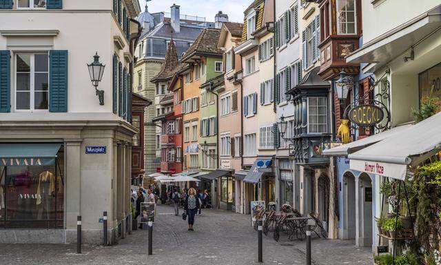 Idyllisch ist die Schweiz, aber auch wirtschaftlich stark. Im Bild: Enge Gassen der Altstadt von Zürich.