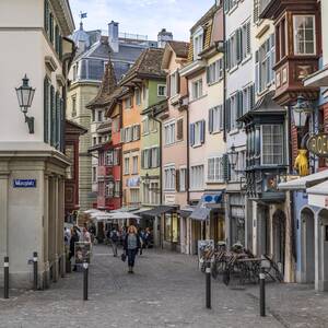 Idyllisch ist die Schweiz, aber auch wirtschaftlich stark. Im Bild: Enge Gassen der Altstadt von Zürich.
