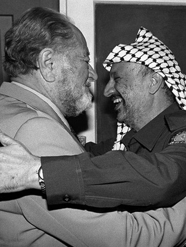 Zahlreiche außenpolitische Initiativen (vor allem im Nahen Osten), machen Kreisky weit über Österreichs Grenzen hinaus bekann. Selbst Jude, ist Kreisky ein Gegner des Zionismus und pflegt gute Beziehungen zu arabischen Politikern wie Anwar as-Sadat oder Muammar al-Gaddafi sowie zur PLO. Im Bild: Kreisky und PLO-Chef Yasser Arafat in Wien.