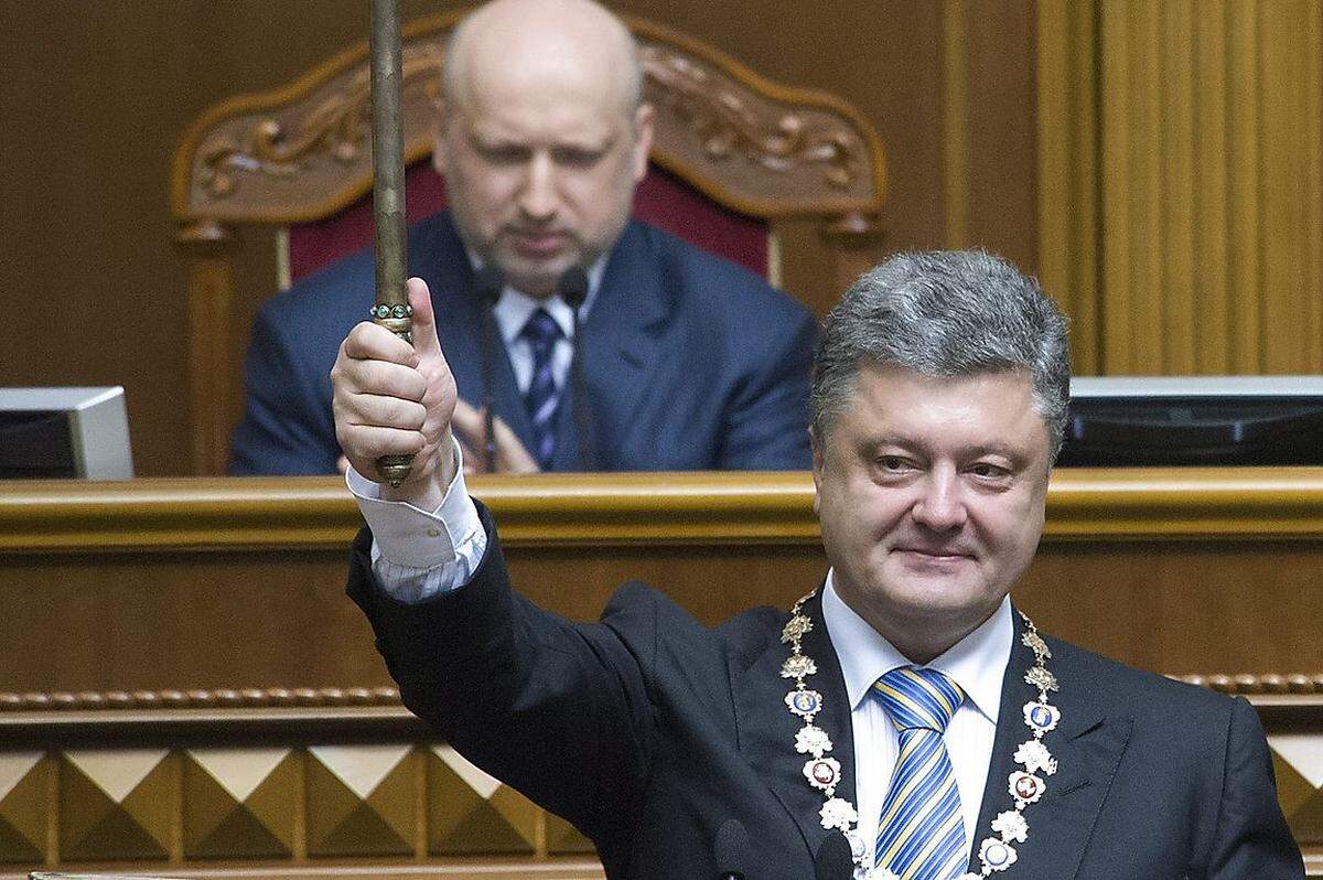 Am 25. Mai wird der pro-westliche Politiker Petro Poroschenko, ein Geschäftsmann, der nicht gerne Oligarch genannt wird, zum Präsidenten gewählt. Sein Geld hat er vor allem als Schokoladen-Fabrikant verdient. Auf die Schokoladenseite ist die Ukraine allerdings nicht gefallen, die Staatskassen sind so gut wie leer.