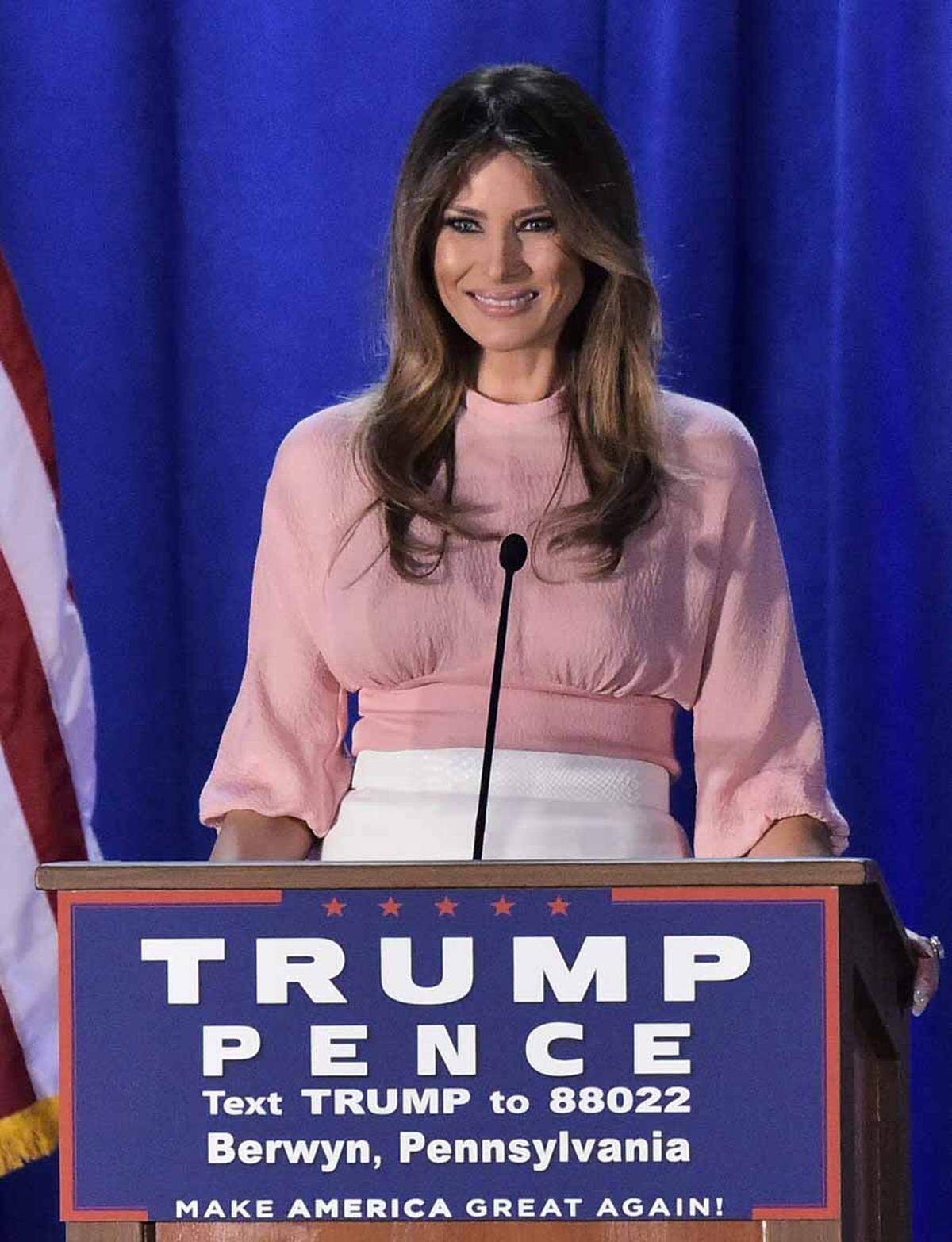 Bei ihrer zweiten Rede in Pennsylvania trug sie eine rosarote Bluse von Emila Wickstead und einen weißen Bleistiftrock.