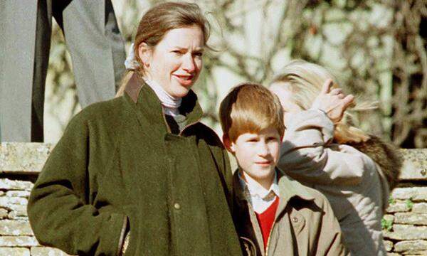 Wie auch immer, den Umgang mit Nannys sind Prinz William und Bald-Papa Prinz Harry von klein an gewöhnt. Nach der Trennung von Prinzessin Diana engagierte Prinz Charles 1993 Tiggy Legge-Bourke, um auf die beiden kleine Prinzen aufzupassen (im Bild mit Harry 1997). Bis 1999 war Legge-Bourke ein Teil der royalen Familie. Bis heute steht sie den Prinzen nahe und war sogar zu Gast bei der Hochzeit von Meghan und Harry.