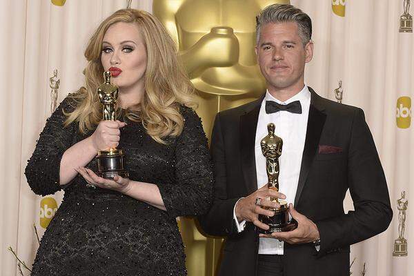 Die britische Sängerin Adele präsentierte ihren nominierten Song "Skyfall" live - und nahm einen Preis mit. Gemeinsam mit Paul Epworth holte sie den Oscar für den besten Filmsong.