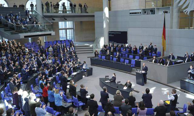 Mit seiner Rede im Parlament in Berlin leitete Bundeskanzler Olaf Scholz (SPD) eine neue Epoche der deutschen Nachkriegsgeschichte ein. 