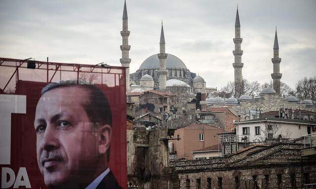 Der türkische Präsident reitet wieder mal. Bild: Ein Plakat in Istanbul, das 1453 damals unter dem Namen "Konstantinopel" als praktisch letzter Rest des christlichen Reiches Byzanz von den Türken erobert wurde.