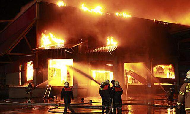 Feuerwehren versuchen in der Nacht zum Montag, 14. Dez. 2009 einen Grossbrand im Werk Linz-Kleinmuenc