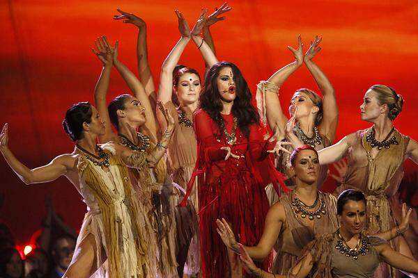 Neben den Preisen - in Form einer vergoldeten Popcorntüte - gab es Starauftritte und Showeinlagen. Ex-Kinderstar Selena Gomez präsentierte ihre neue Single "Come &amp; Get It" im knallroten Sari à la Bollywood.