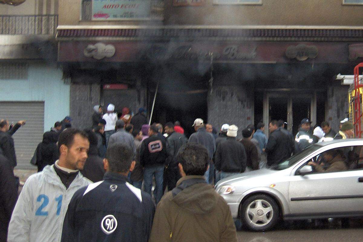 ... verüben in Ettadhamen nahe der Hauptstadt Tunis einen Brandanschlag auf eine Bank.