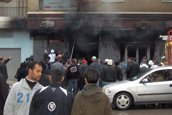 ... verüben in Ettadhamen nahe der Hauptstadt Tunis einen Brandanschlag auf eine Bank.