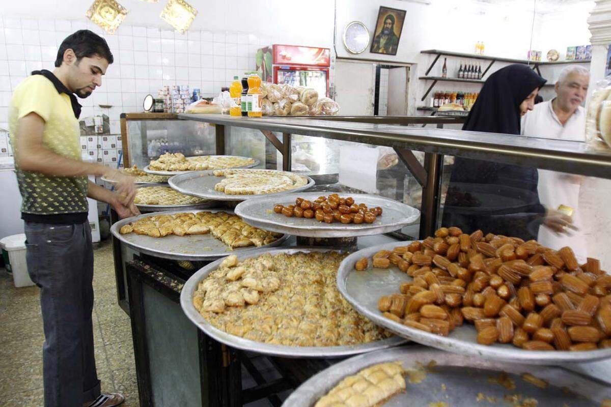 Von Region zu Region gibt es während des Ramadan verschiedene Spezialitäten. Sie zeichnen sich dadurch aus, dass sie viel Flüssigkeit enthalten und leicht verdaulich sind.Auch Süßes wird gern gegessen: Ein Zuckerbäcker in Basra bereitet Baklava und andere Süßspeisen zu.